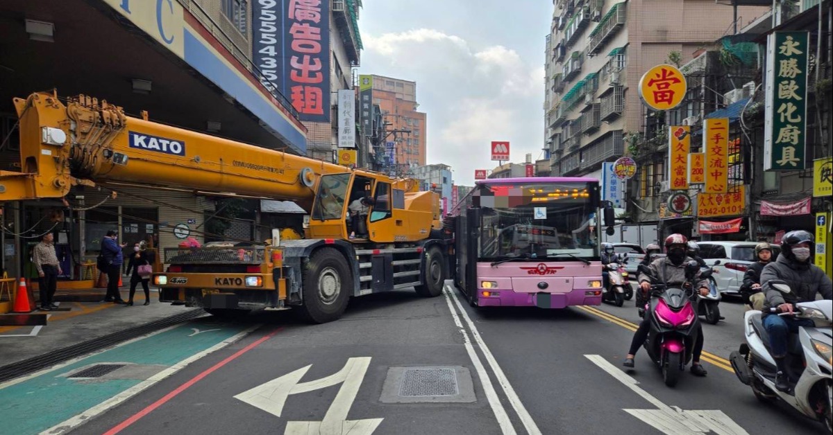 迴轉半徑過大！中和吊車右轉加油站撞公車 2乘客受傷