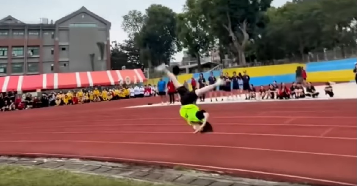 大隊接力吊車尾 國三女「後空翻」跑進終點嗨翻全場