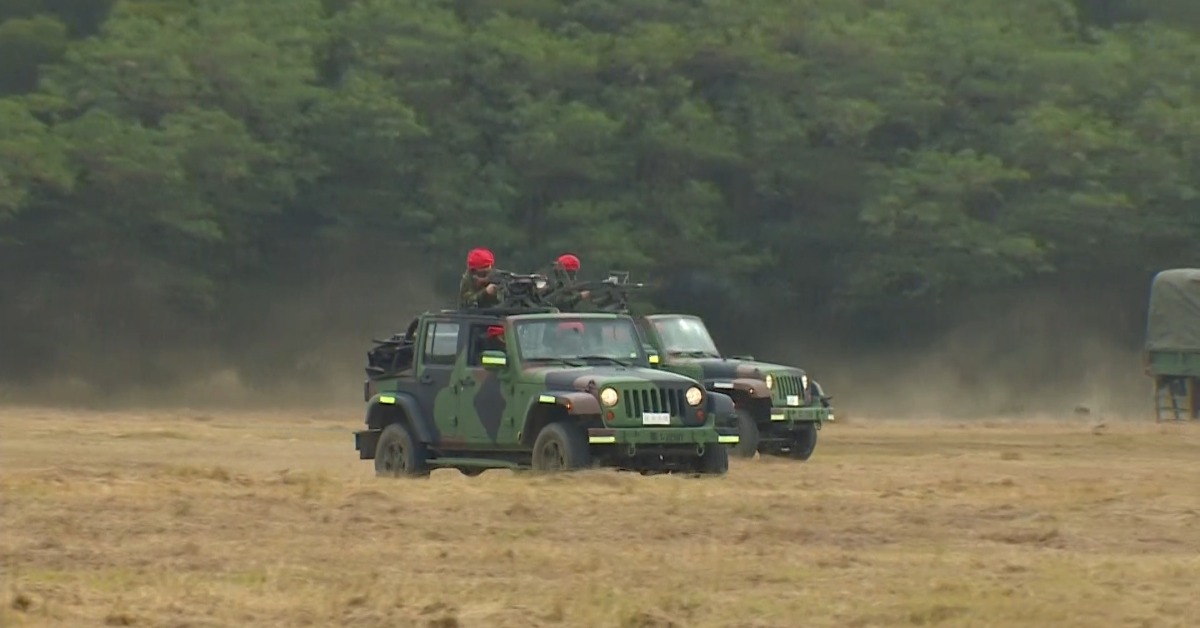 陸軍春巡震撼場面！裝甲車、直升機秀地空作戰演練