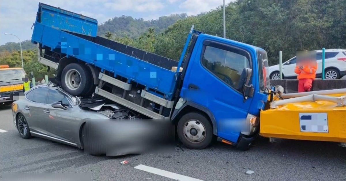 國1轎車衝撞施工緩撞車 貨車被「鏟高高」翹起