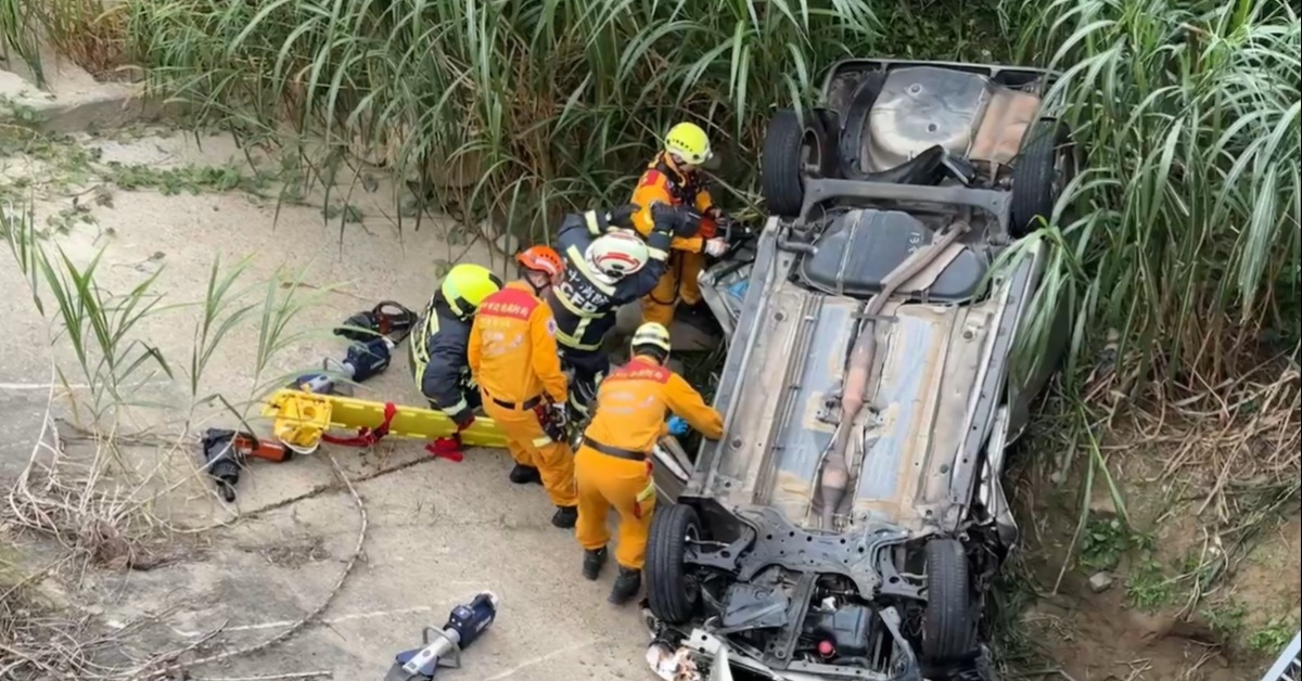 台中轎車對撞 衝飛墜橋 3人受傷 1人OHCA