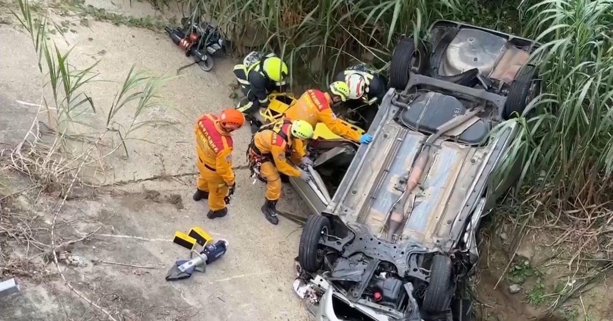 疑闖紅燈！2車對撞衝飛墜橋 1死1重傷