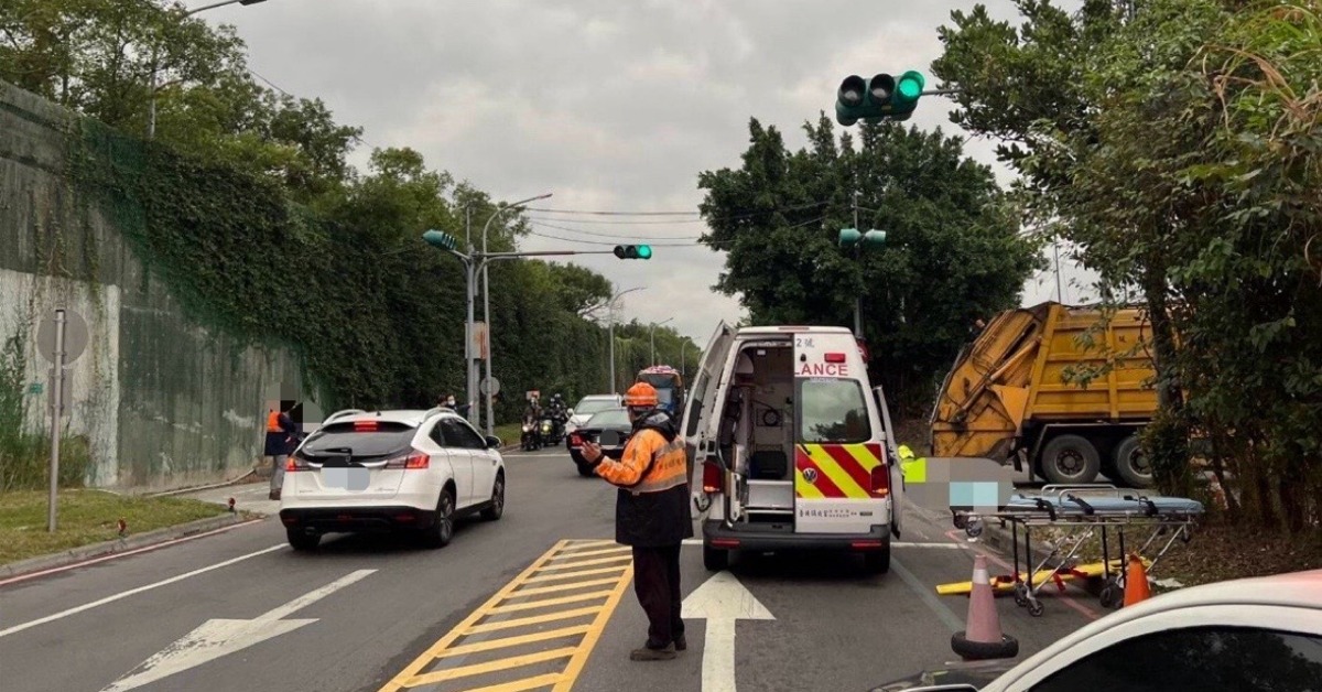 新莊死亡車禍！25歲騎士煞車不及 撞進垃圾車底慘死