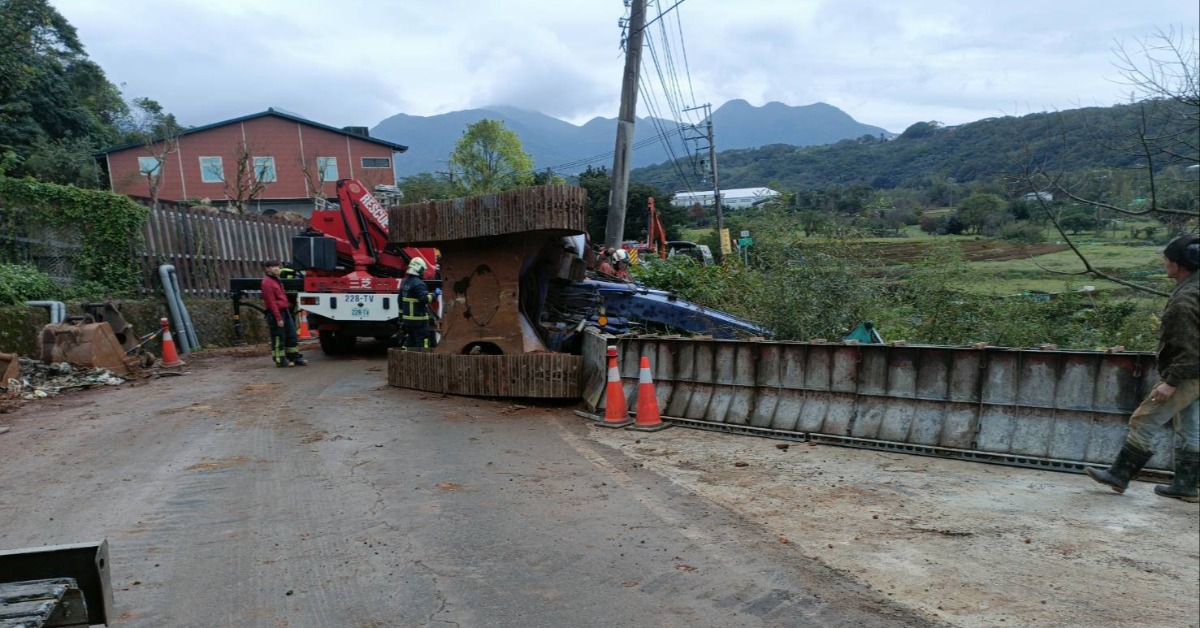 新／怪手作業突側翻 駕駛受困搶救中