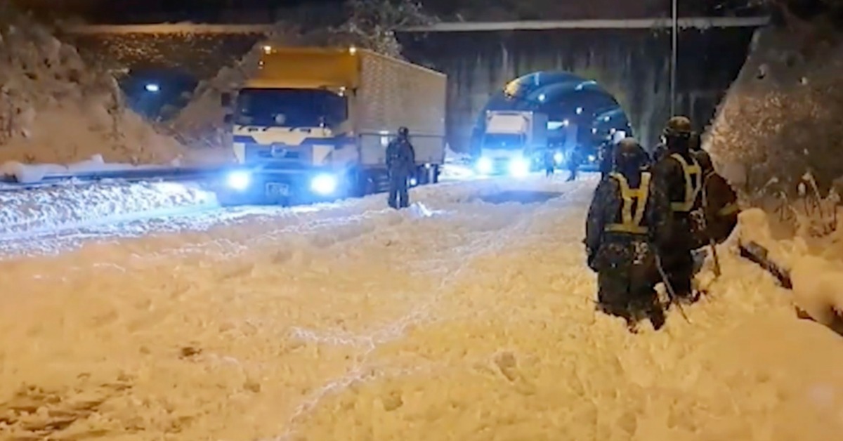 日本最強寒流全國大雪 新潟積雪1.9公尺比人還高