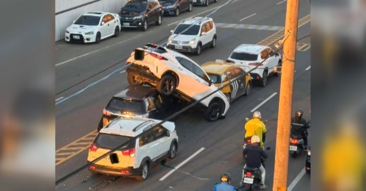 上班日沒睡飽？桃園5車連環撞 轎車慘被「鏟起」