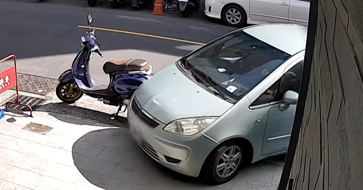 獨家／亂停人家車庫「倒車撞」就跑 住戶怒公開影像