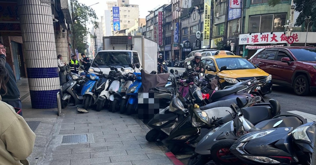 新/小貨車疑為閃機車 衝撞路邊20輛機車