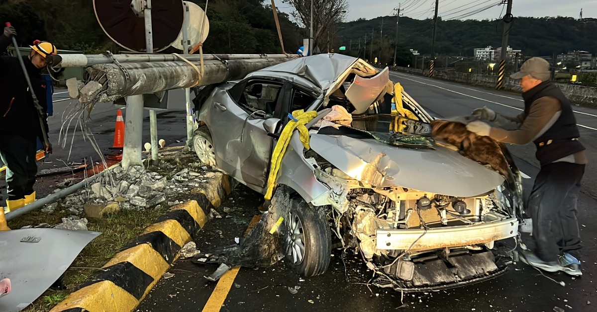 台1線轎車撞倒電線桿 車頭全毀3人送醫