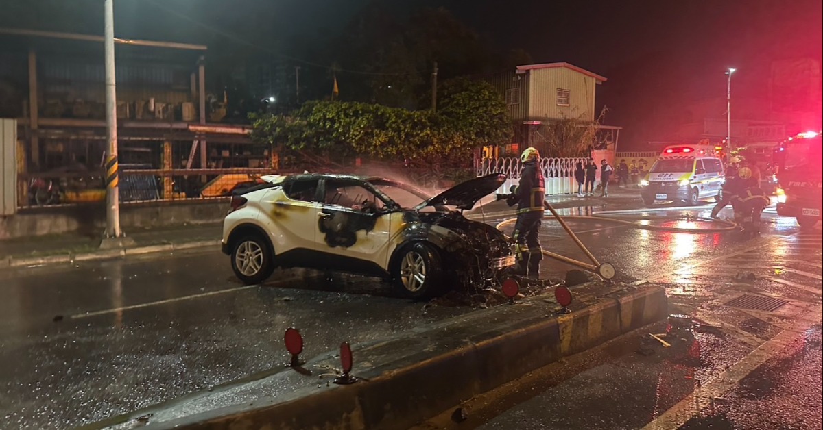 大媽酒駕！自撞護欄瞬間成火球 同車友人連坐慘挨罰