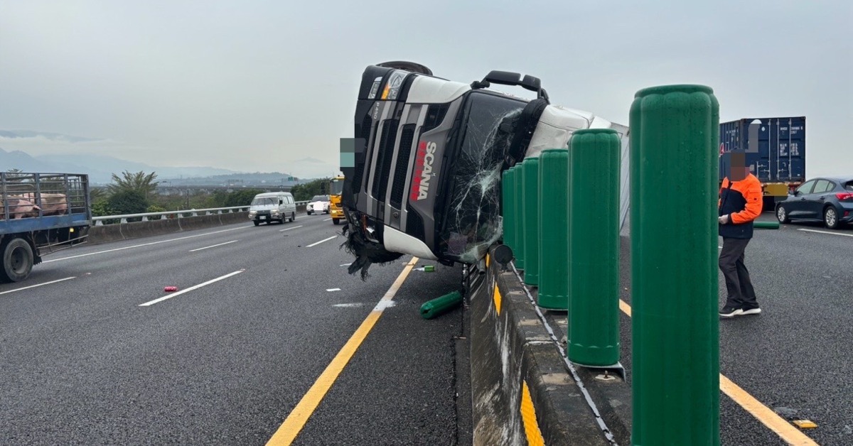 國3貨車爆胎撞！掃20米防眩板 懸空卡護欄