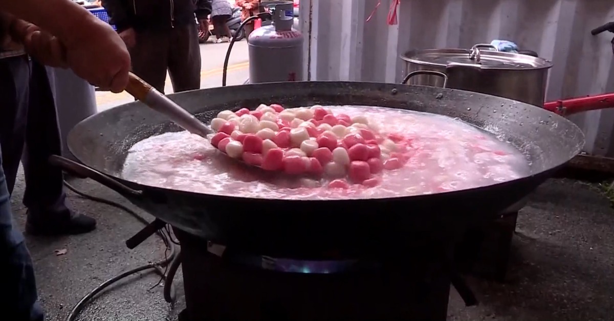 「尾牙」拜土地公！ 湧百人求財 吃平安湯圓+麻油雞