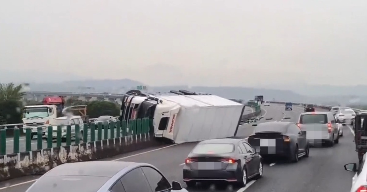 國3貨車爆胎撞！掃20米防眩板 懸空卡護欄