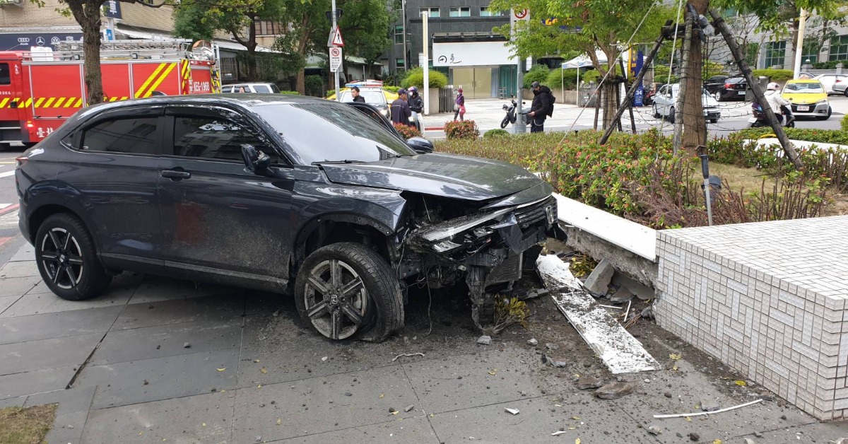 快訊／內湖嚴重車禍！18台機車被撞翻、釀4傷