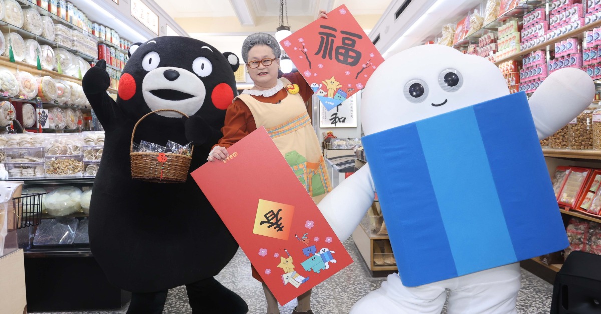 台日夢幻聯動！水果奶奶攜手熊本熊拜早年 闖迪化街吸百人包圍