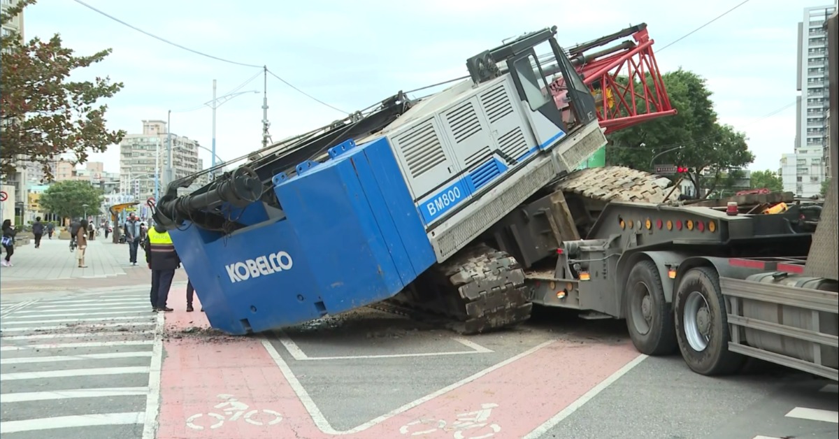 蘆洲捷運站外 大吊車從拖板車掉落、險殃人車