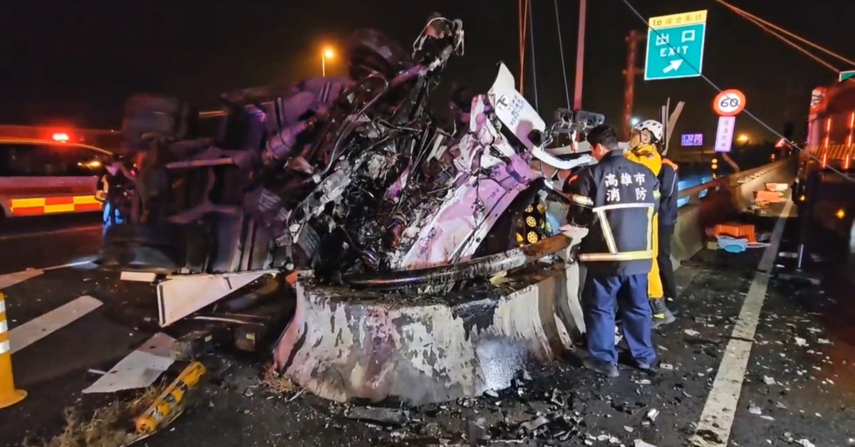 電商物流車國道自撞！懸空掛半空警消垂吊搶救