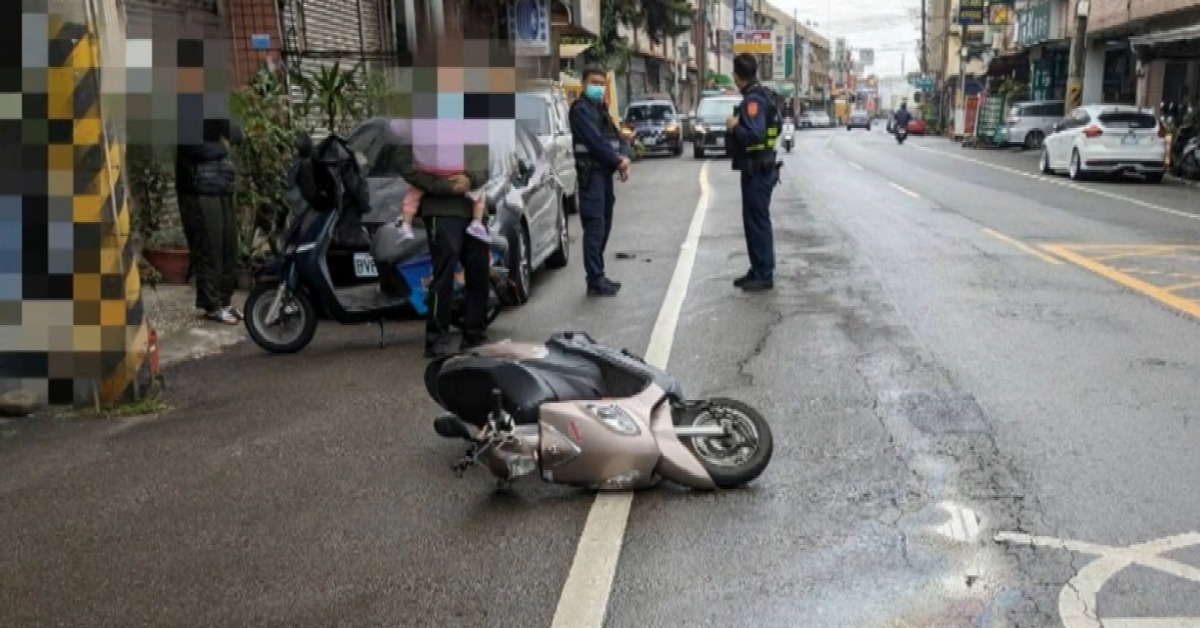 大貨車沿路漏油！2機車連環摔倒 女騎士受傷