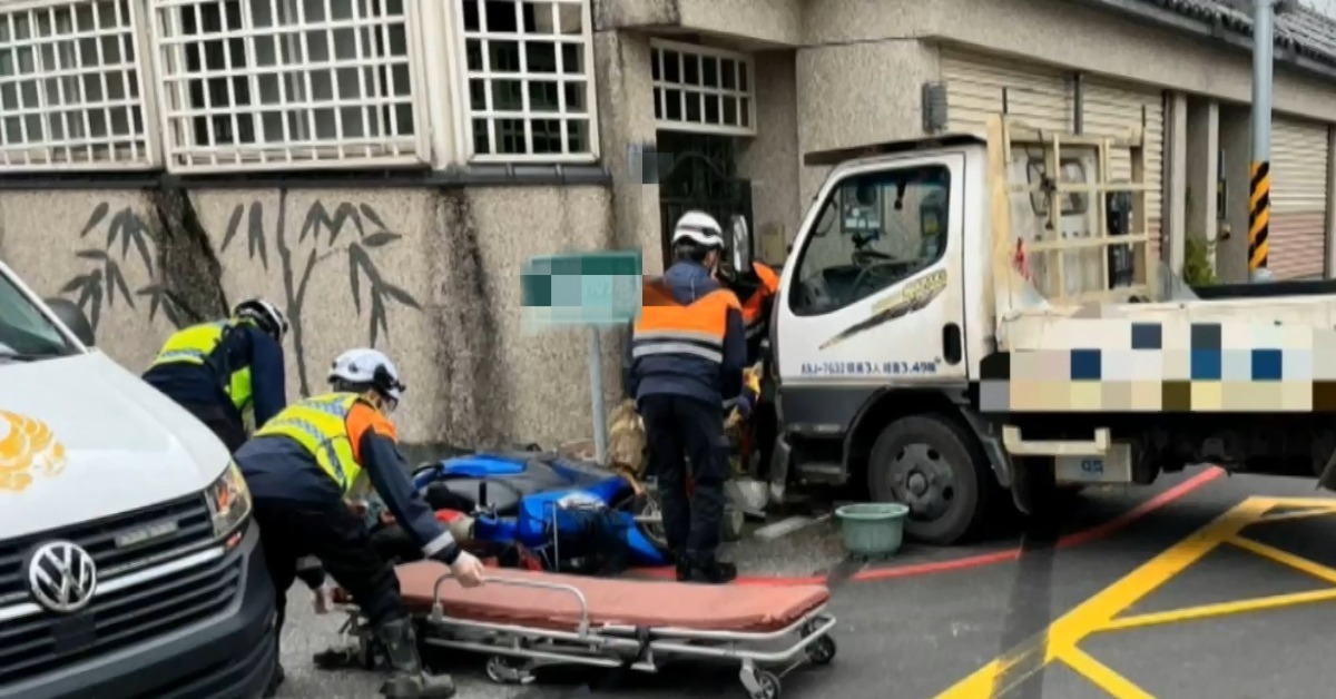 小貨車來不急煞！甩尾撞機車 騎士再撞民宅門