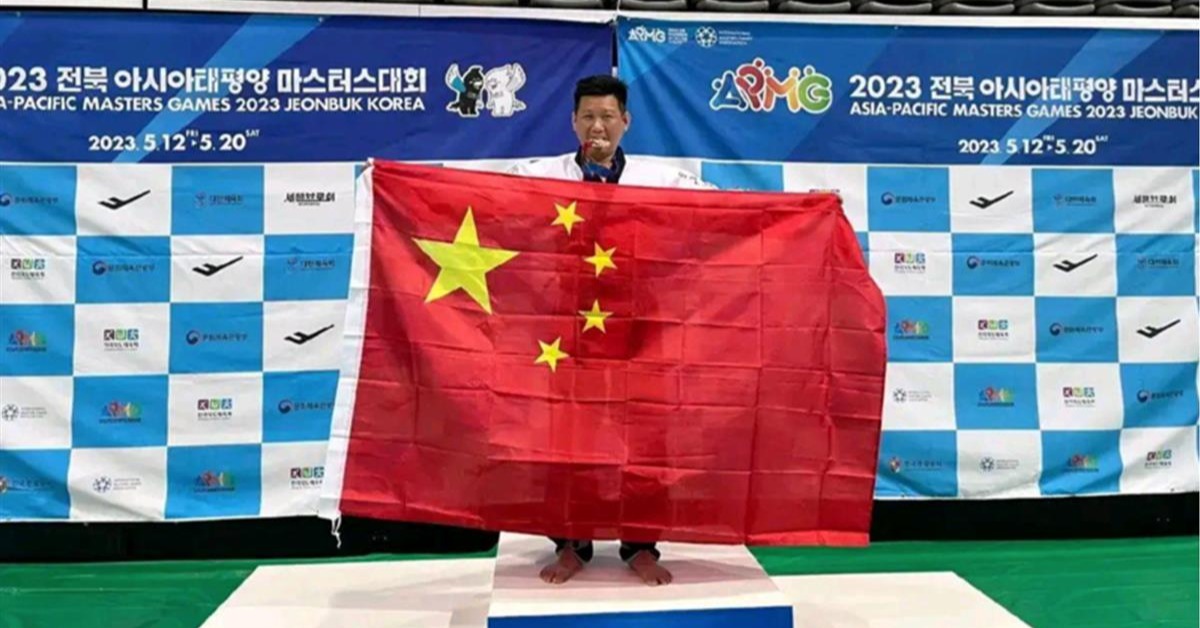 曾舉五星旗領獎！李東憲台灣身分被註銷 健保也沒了