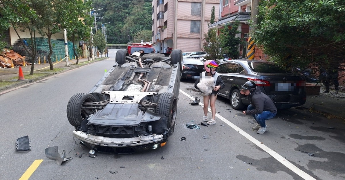 快訊／男載妻2兒女出門「自撞翻覆」  4人急送醫治療