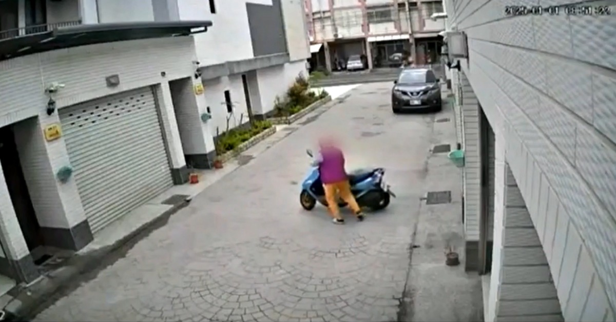 獨家／大膽女子侵門踏戶偷機車 屋主還以為友人借車