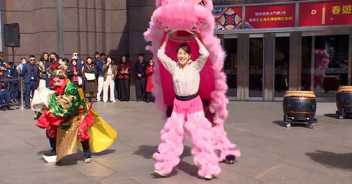 賈永婕又出招！初一開門親扮「舞獅」 101外發紅包