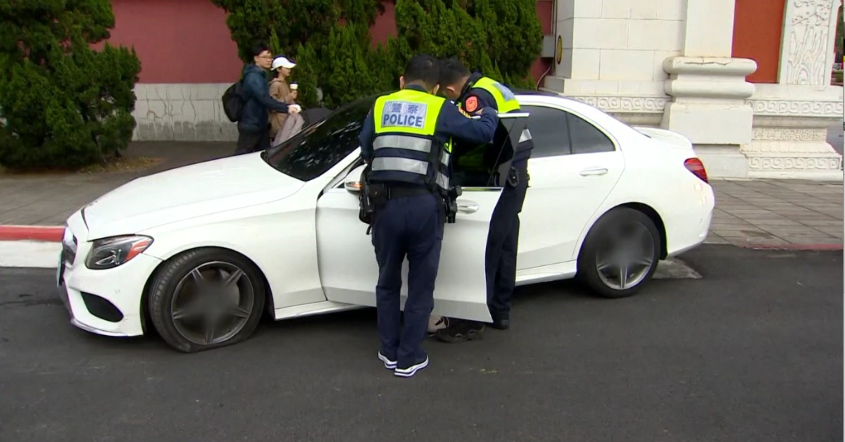 獨家／忠烈祠前轎車自撞樹 肇事駕駛見警謊稱「不是我開的」