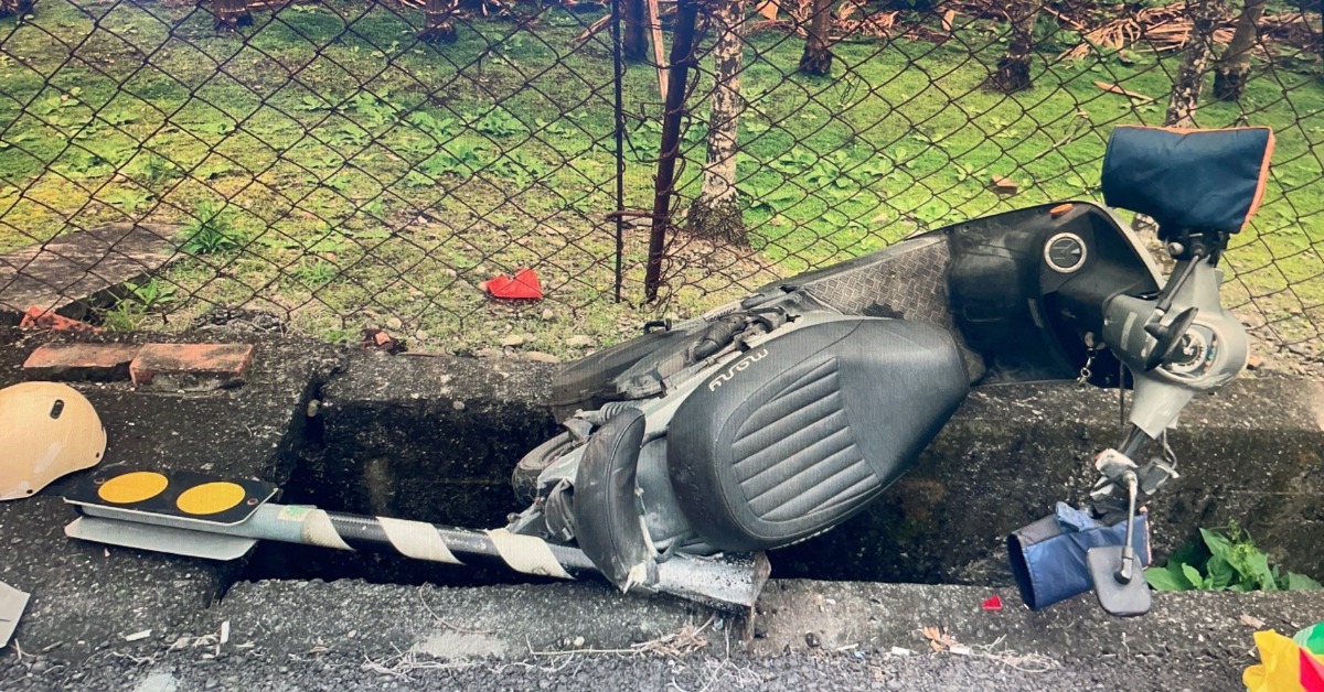 撞擊瞬間曝！阿嬤騎機車遭追撞「跌入水溝」 命危搶救中