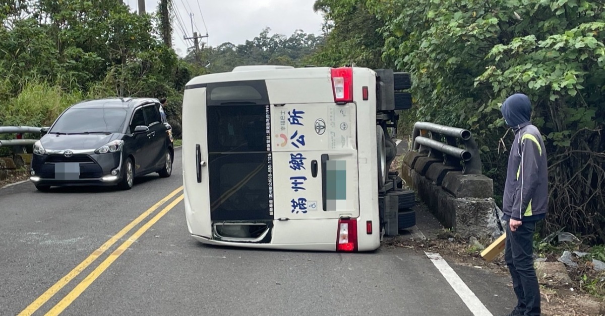 猴子突衝出！屏東滿州幸福巴士急閃「撞山壁翻車」