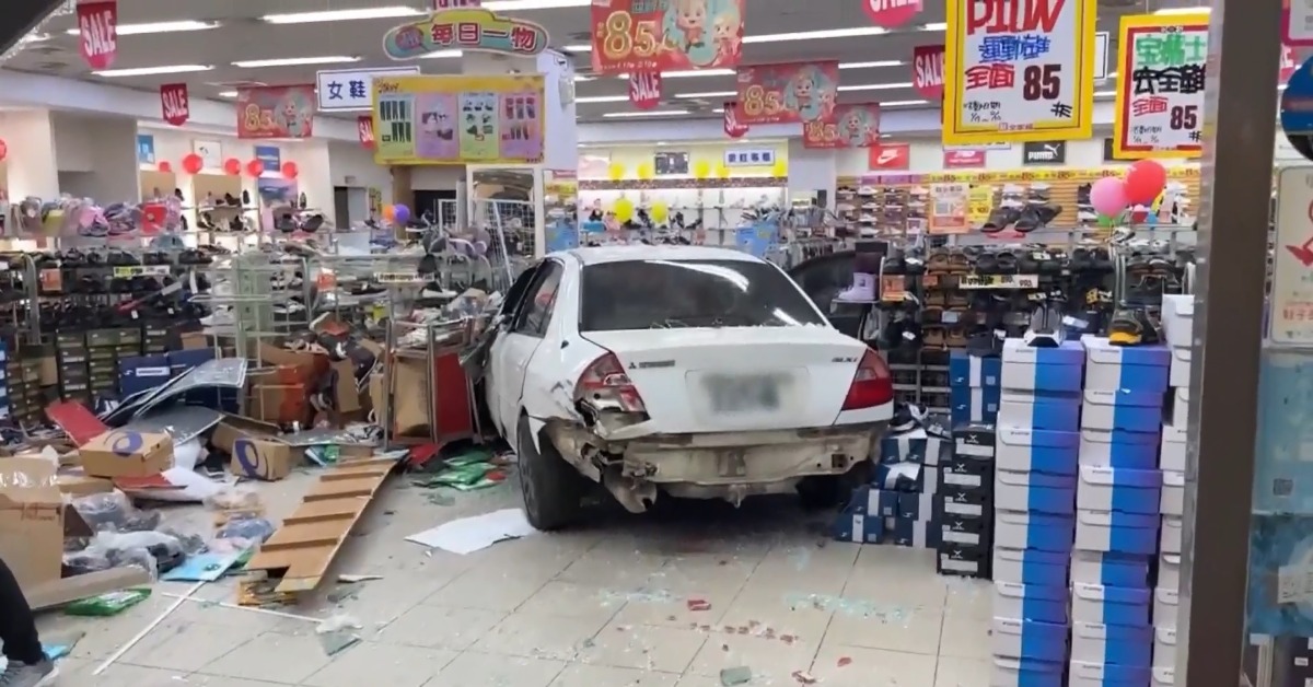 轎車擦撞救護車！ 失控衝進鞋店 大門玻璃碎滿地