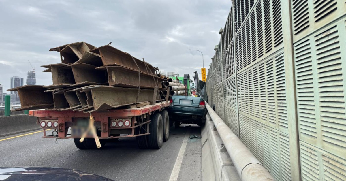 快訊／台64驚險車禍！轎車成夾心餅乾 駕駛命大無礙