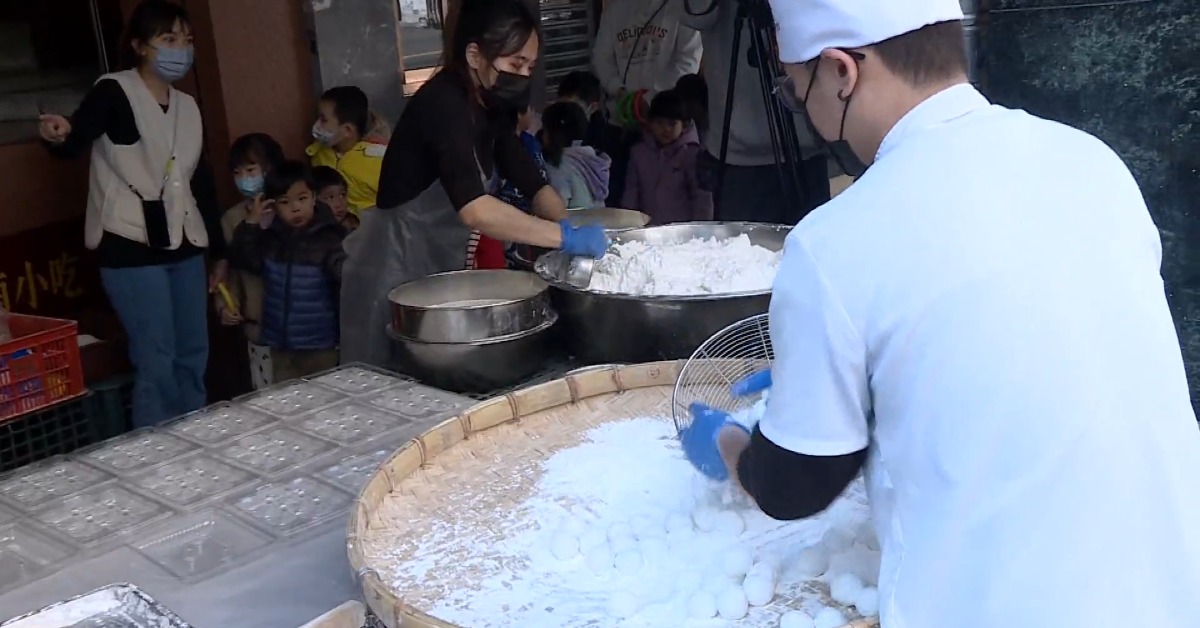 搖搖～搖元宵！吸引學生圍觀驚呼「幫師傅加油」