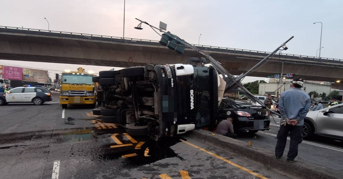 快訊／台88下貨櫃車不明原因翻覆 多部車遭壓毀