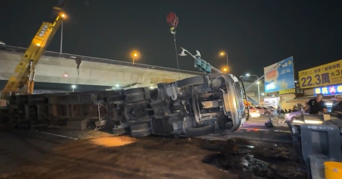 下班尖峰！貨櫃車側翻壓5車 巨響嚇壞住戶