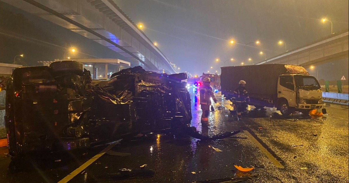 疑天雨路滑！轎車國道自撞翻覆波及3車 現場畫面曝光