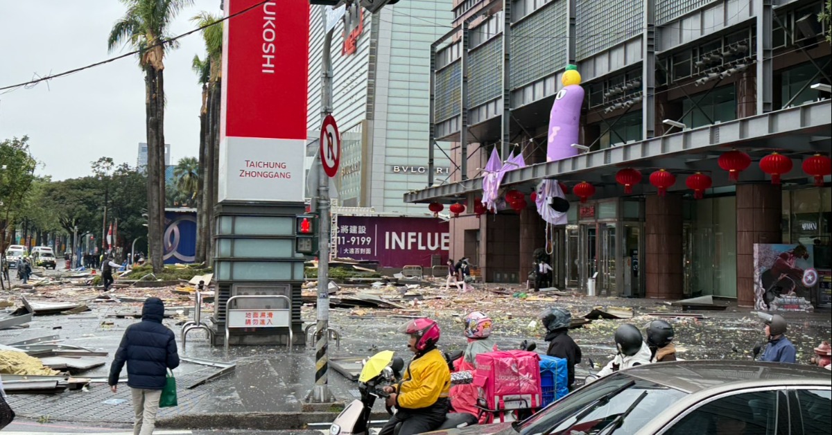 恐怖！台中新光三越氣爆現場曝光 全館緊急疏散中