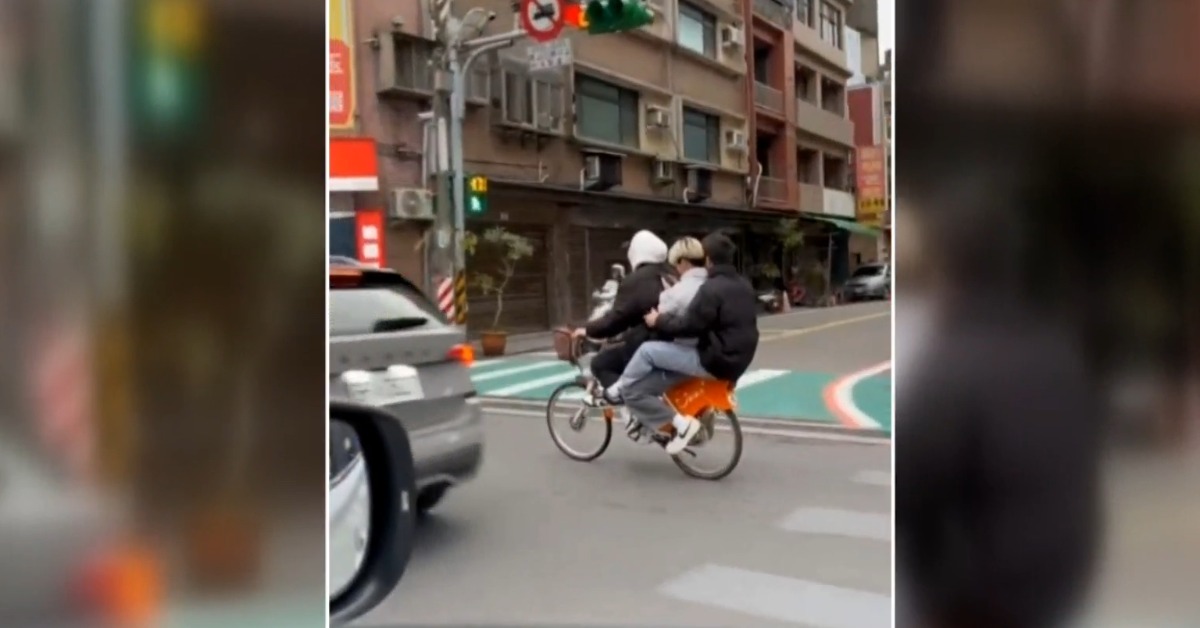 危險三貼騎Ubike上路 板橋車站地下道見單車亂竄