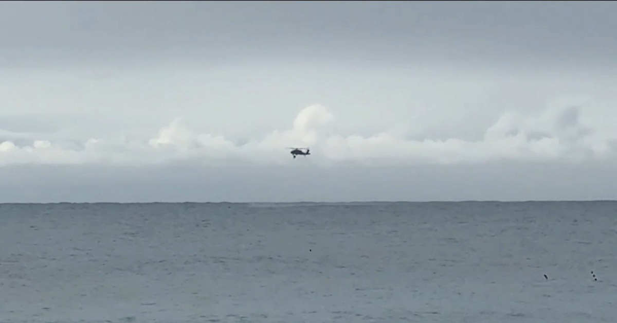 影／驚險一刻！空軍軍機墜海畫面曝光 海面濺起水花