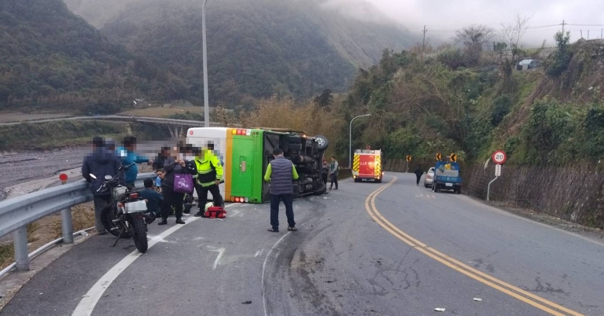 巴士過彎衝對向！小貨車遭撞毀「4人送醫」 事發畫面曝