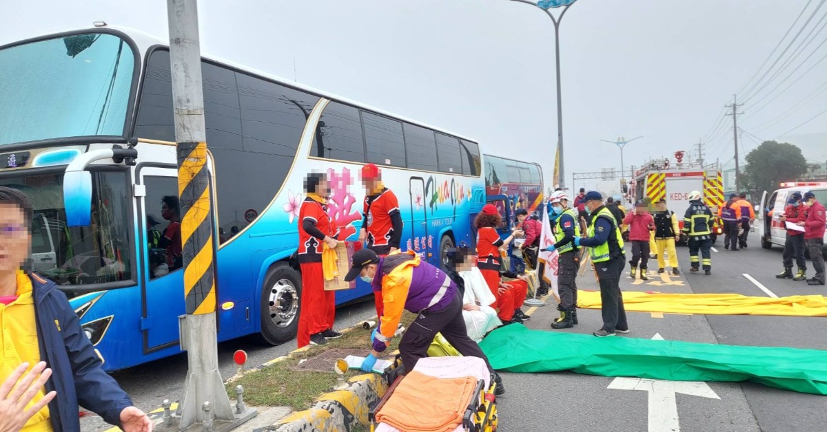 新／南下進香遊覽車追撞！20人輕重傷 現場畫面曝