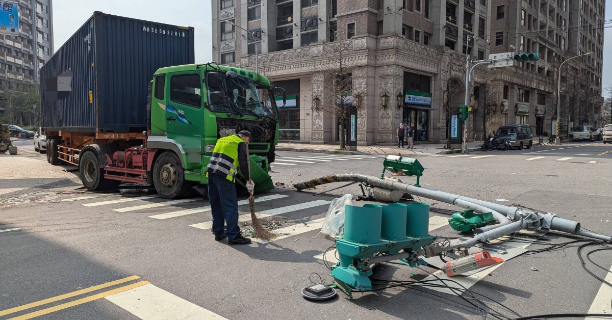 桃園號誌桿慘遭曳引車路殺！ 交通局曝修復費用