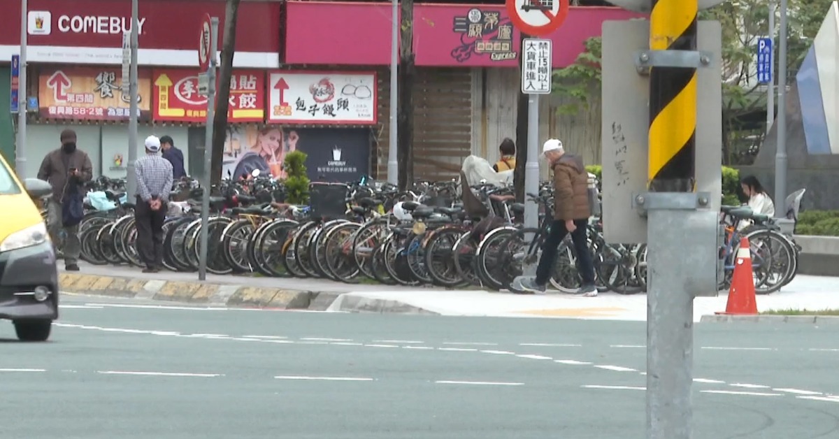 獨家／看清楚！路面「凹槽」不能停車主轟：這是陷阱嗎？T2凹槽停車「有色」陷阱