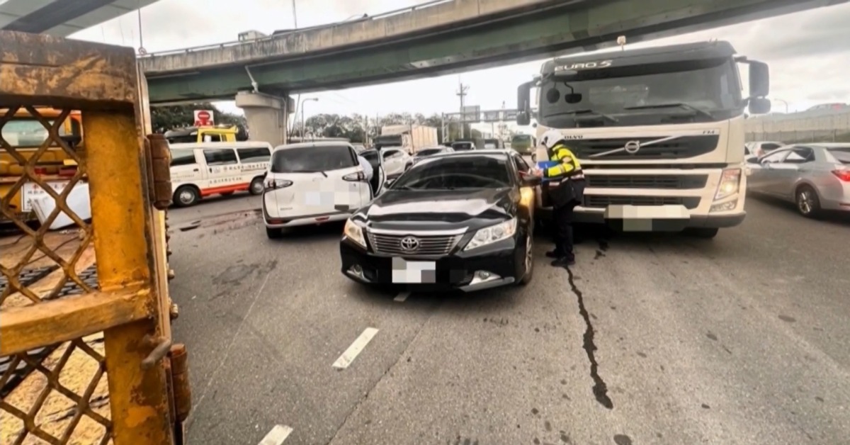 廂型車違規外側大迴轉 害內側車直撞、4車損