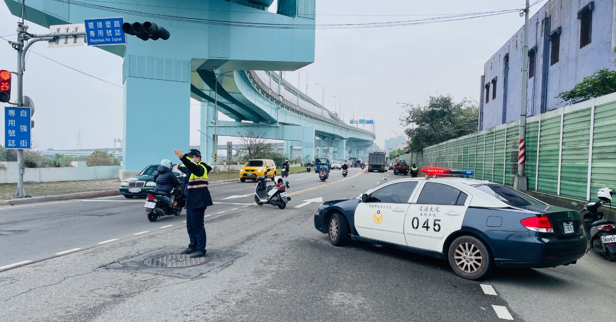 土城死亡車禍！ 砂石車闖紅燈猛撞機車 55歲騎士慘死