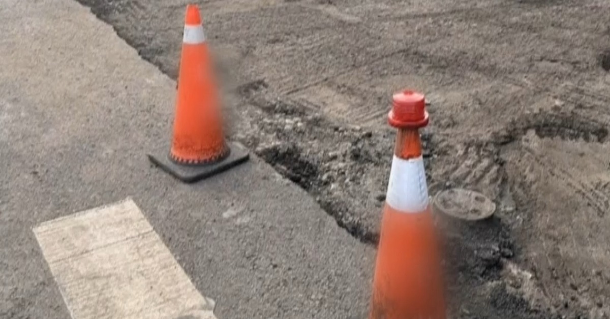 獨家／馬路刨除沒交管？ 男控高低落差大、害兒摔車