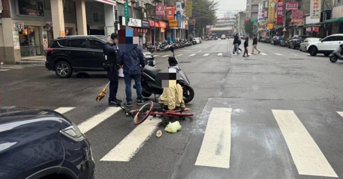 7旬翁騎單車闖紅燈 機車閃避不及攔腰撞