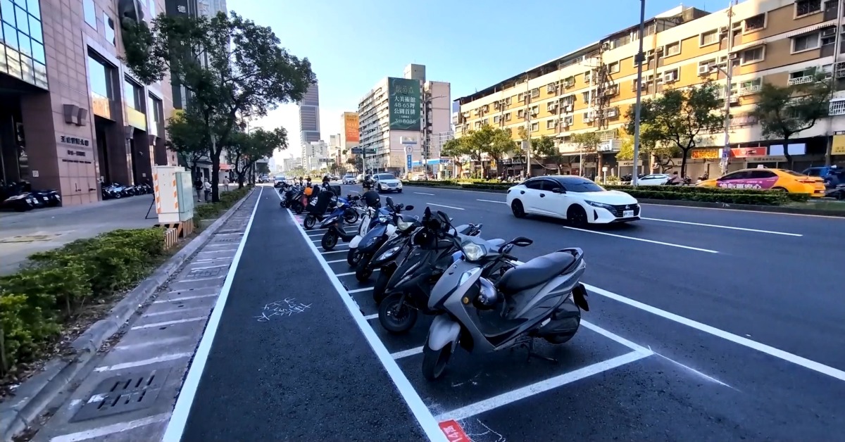 路邊格位移到車道之間！多劃單車道機車易誤闖