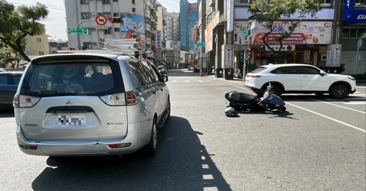 擦撞車禍變打架！不滿車移動 男飛踢踹車爆拉扯