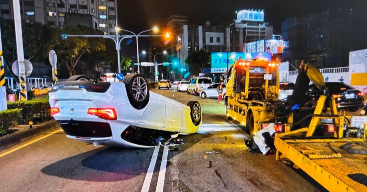 轎車駕駛疑因未注意前方拖吊車 撞擊後翻覆